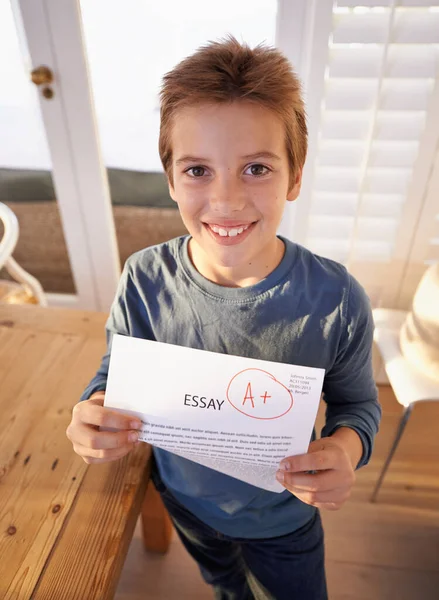 Orgulhoso Daquele Jovem Rapaz Orgulhoso Segurar Seu Ensaio Que Lhe — Fotografia de Stock