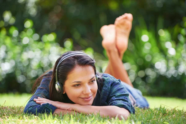 Спеши Привлекательная Молодая Женщина Лежит Траве Слушает Музыку — стоковое фото