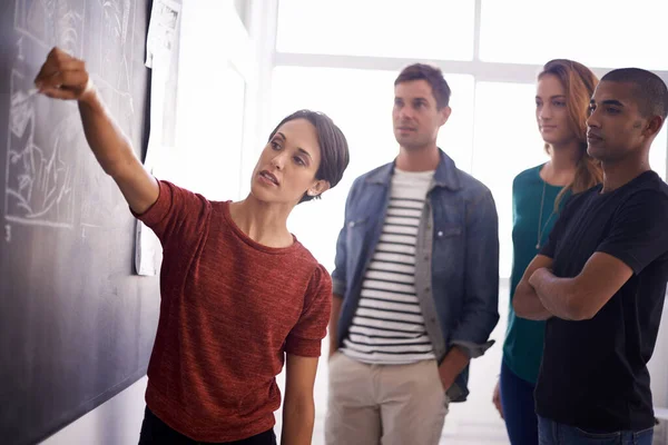 Wir Müssen Diese Pläne Neu Bewerten Eine Junge Geschäftsfrau Erklärt — Stockfoto