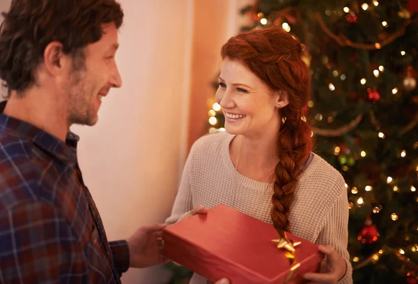 Speciaal Voor Jou Ingepakt Een Liefdevol Jong Paar Uitwisselen Van — Stockfoto