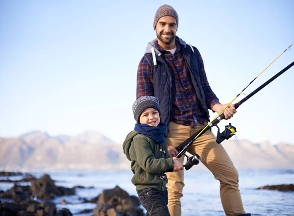 Únete Nosotros Retrato Padre Niño Pescando Junto Mar —  Fotos de Stock