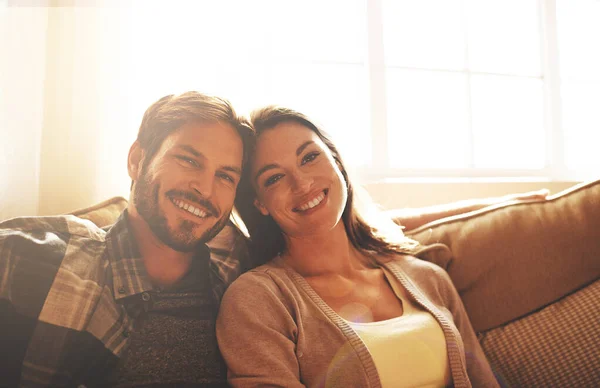 Favorita Retrato Recortado Una Joven Pareja Que Relaja Sofá Casa —  Fotos de Stock