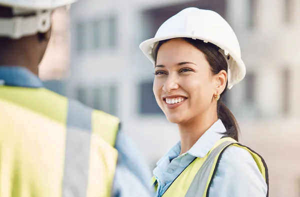 建筑工程师 建筑工人或女工程师 对房屋建筑具有微笑 动力或财产远见 现场团队合作中的快乐发展员工或领导者 — 图库照片