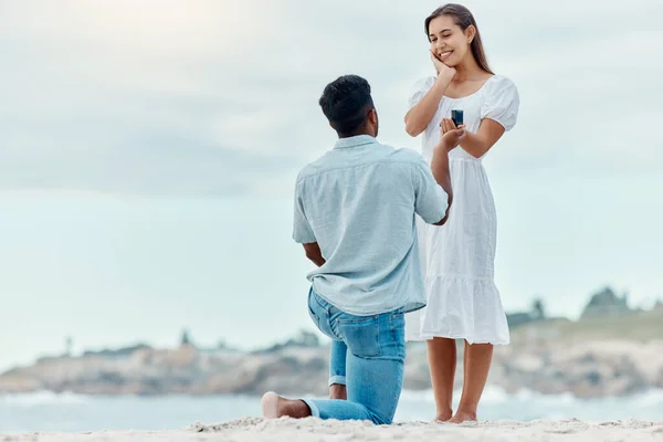 Playa Propuesta Compromiso Sorpresa Mujer Para Amor Cuidado Relación Compromiso —  Fotos de Stock