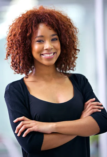 Trabalhar Com Sorriso Retrato Uma Jovem Mulher Negócios Afro Americana — Fotografia de Stock