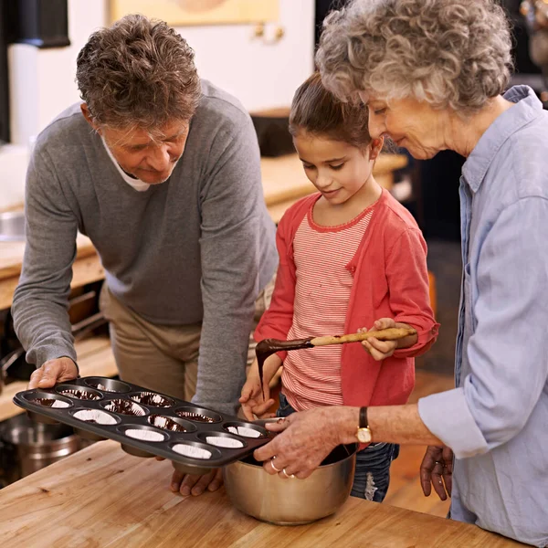 Faltam Mais Alguns Uma Menina Avós Fazem Queques Cozinha — Fotografia de Stock