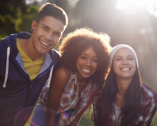 Njut Din Ungdom Beskärda Porträtt Grupp Unga Vänner Njuter Utomhus — Stockfoto