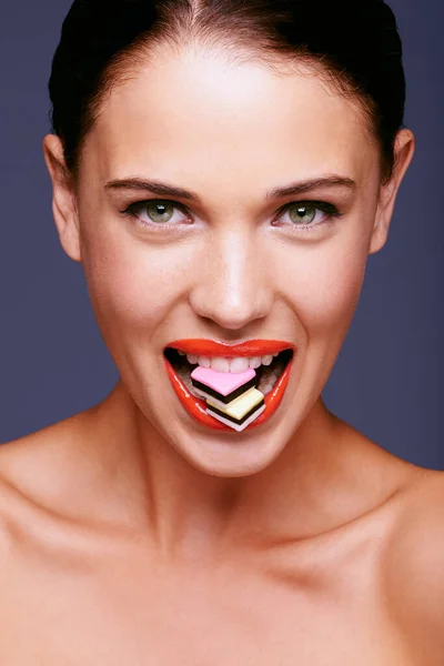 Queres Beijo Confeiteiro Retrato Uma Bela Jovem Mulher Comendo Doces — Fotografia de Stock