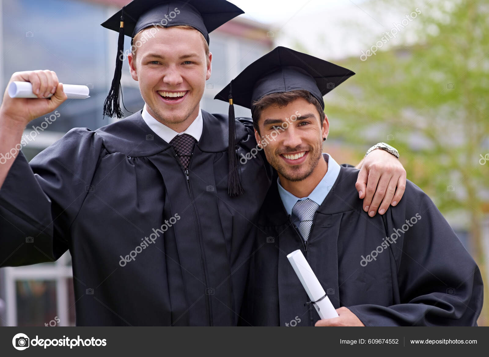 Calificado Para Toda Vida Amigos Chicos Ceremonia Graduación — Foto de  stock #609674552 © PeopleImages.com, image size:1600x1168