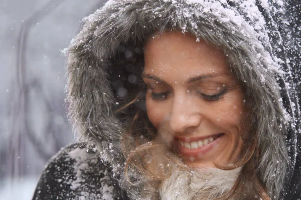 Encanta Primera Nevada Una Mujer Atractiva Disfrutando Afuera Nieve —  Fotos de Stock