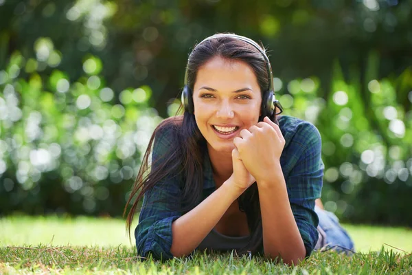 Place Else Shed Rather Portrait Attractive Young Woman Lying Grass — Stock Photo, Image