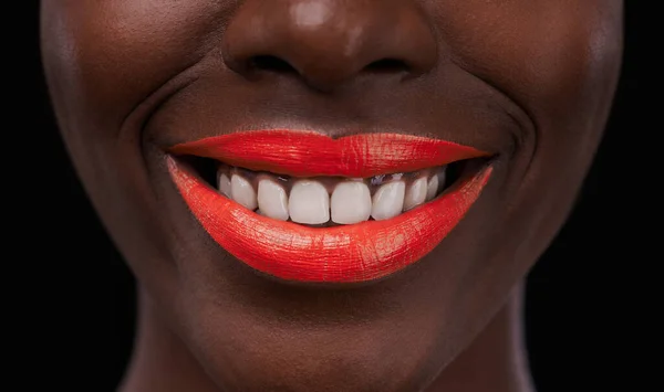 Хвастаться Своей Улыбкой Обрезанный Вид Африканской Женщины Ярко Красными Губами — стоковое фото