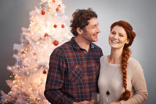 Apaixonado Pela Manhã Natal Retrato Casal Afetuoso Por Sua Árvore — Fotografia de Stock