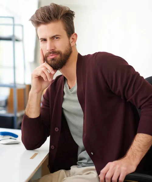 Zelfverzekerd Creatief Portret Van Een Knappe Zakenman Die Zijn Kantoor — Stockfoto