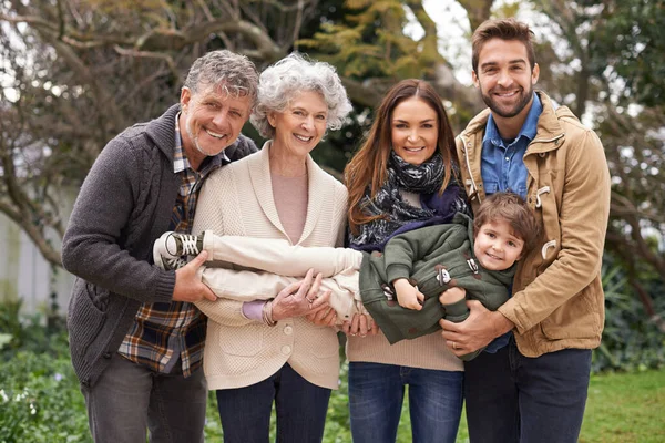 Tolik Radosti Kolik Potřebujeme Multigenerační Rodina Stojící Venku — Stock fotografie