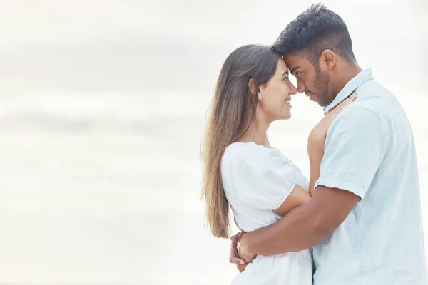 Encontro Amor Casal Abraço Praia Olhar Nos Olhos Colagem Juntos — Fotografia de Stock