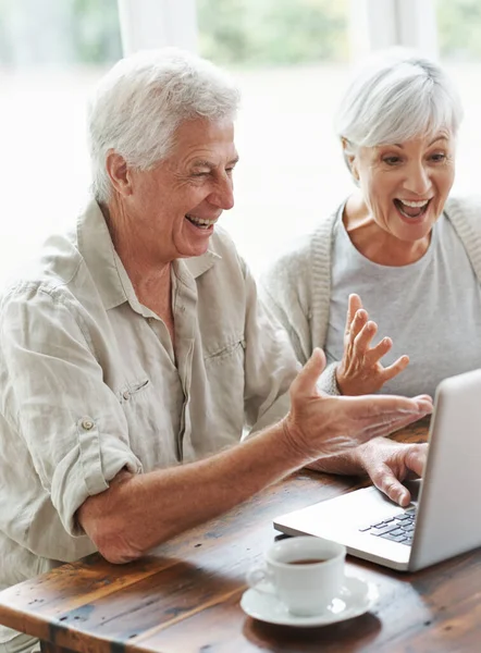 Son Buenas Noticias Una Alegre Pareja Ancianos Teniendo Video Chat —  Fotos de Stock