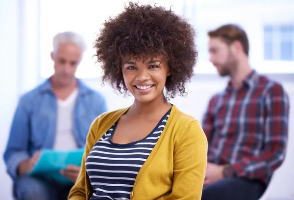 Haciendo Una Impresión Retrato Una Joven Feliz Pie Frente Sus — Foto de Stock