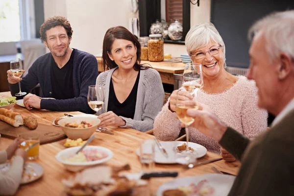 Cheers Family Family Sitting Dinner — Stock Photo, Image