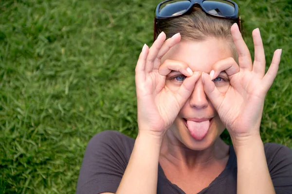 Blllrrrrrr Una Giovane Donna Che Tira Una Faccia Sciocca Mentre — Foto Stock