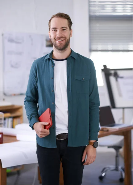 Primeiro Dia Escritório Jovem Empresário Seu Escritório Com Sorriso — Fotografia de Stock