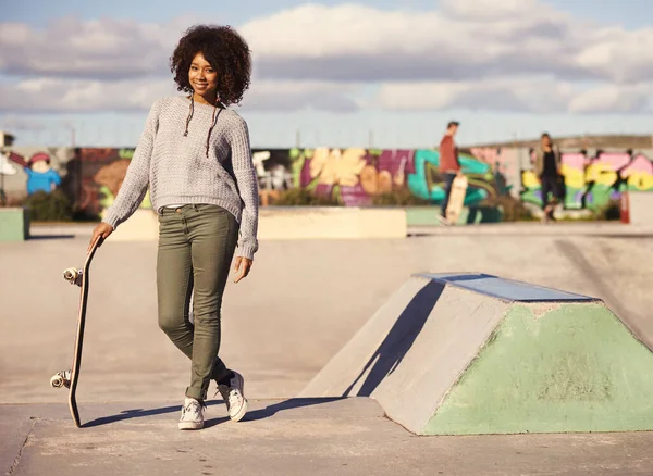 スケートができる時はなぜ歩くのか 市内でスケートをしている若い女性が — ストック写真