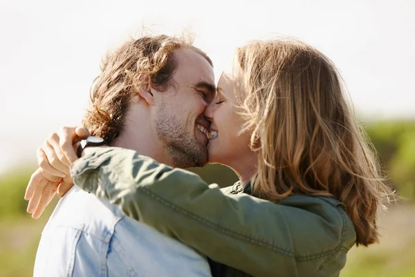 Questa Felicità Una Giovane Coppia Affettuosa Che Condivide Bacio Nella — Foto Stock