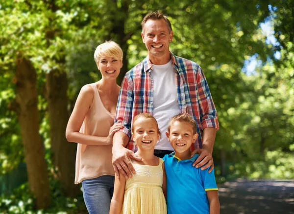 Familie Een Kleine Wereld Gecreëerd Door Liefde Een Bijgesneden Portret — Stockfoto