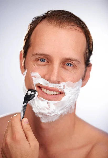 Barbear Pouco Dia Dele Estúdio Tiro Homem Sorridente Barbeando — Fotografia de Stock