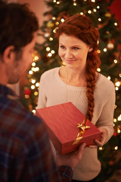 Senin Için Noel Birbirlerine Hediye Veren Sevgi Dolu Genç Bir — Stok fotoğraf