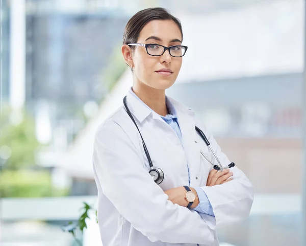 一个手挽手的医生带着眼镜和听诊器出现在诊疗所的画像 妇女保健专业人员站在医疗保健医院 诊所或外科中心的房间里 — 图库照片