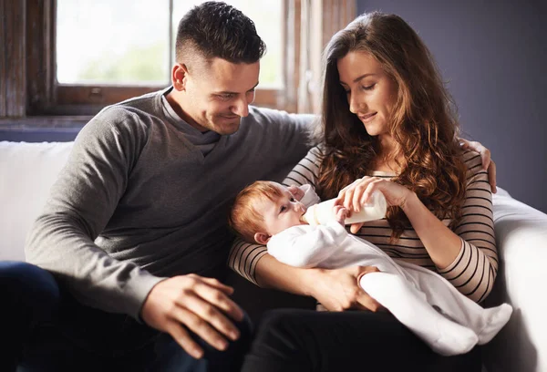 Eles Adoram Filha Deles Casal Com Seu Bebê — Fotografia de Stock