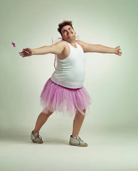 Kom För Kram Överviktig Man Komiskt Uppklädd Rosa Älva Kostym — Stockfoto