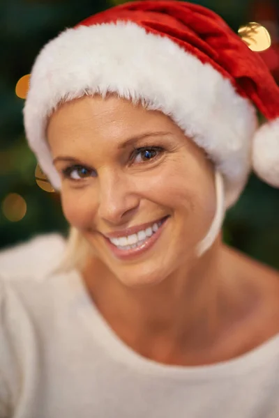 Rozhodně Není Seznamu Neposlušných Veselá Mladá Žena Vánoční Čepici — Stock fotografie