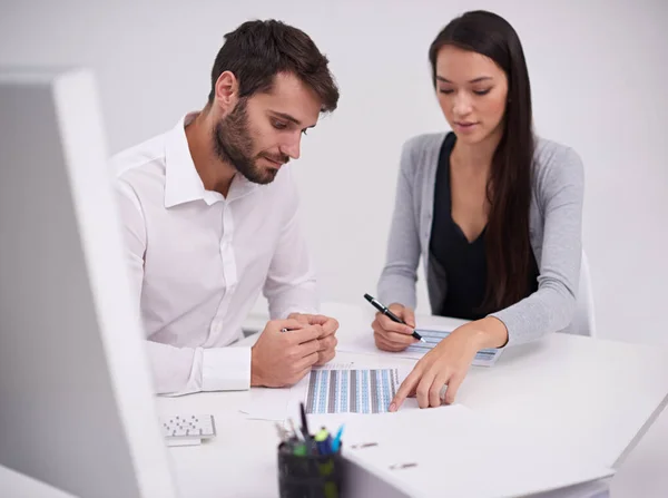 Tiene Buen Ojo Para Los Negocios Dos Jóvenes Colegas Negocios —  Fotos de Stock