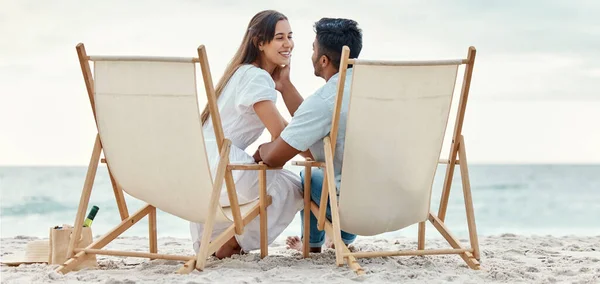 ビーチ 海の休暇でインドからのカップルの幸せ 旅行と愛 インドの人々の幸福は 自然の中で波 水によって一緒に平和 リラックスし 穏やかな考え方で笑顔 — ストック写真