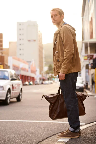 总是在移动 一个时尚男人在城市里等着穿过一条街的全景镜头 — 图库照片