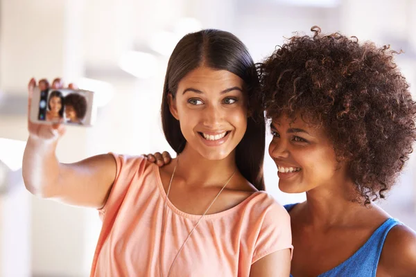 Усі Посміхаються Коли Друзі Гуляють Дві Подружки Беруть Селфі Мобільний — стокове фото