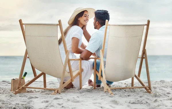 Liebe Reisen Und Glückliches Strandpaar Mit Glück Zusammen Der Natur — Stockfoto