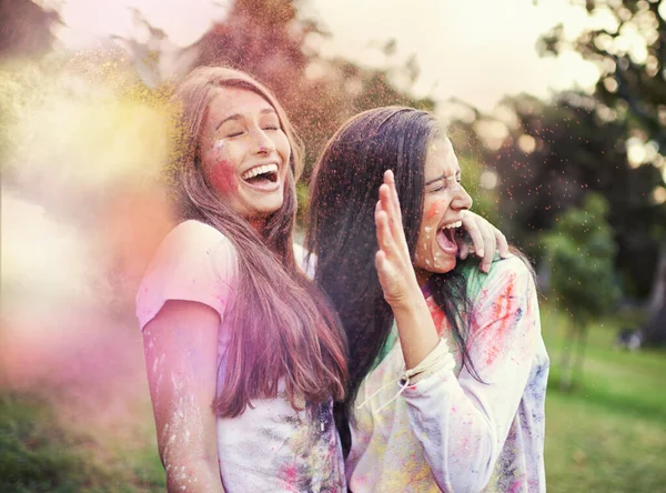 Man Färbe Sie Verrückt Glückliche Freunde Die Spaß Mit Puderfarbe — Stockfoto