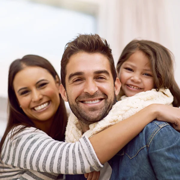 愛の温かさ 幸せな家族が家で一緒に質の高い時間を過ごす肖像画 — ストック写真