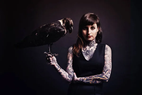 Femme Fatale Plan Studio Une Jeune Femme Tatouée Tenant Oiseau — Photo