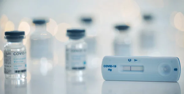 Test Teknolojisiyle Yapılan Covid Tıp Aşısı Dünya Çapında Hayat Kurtarmak — Stok fotoğraf