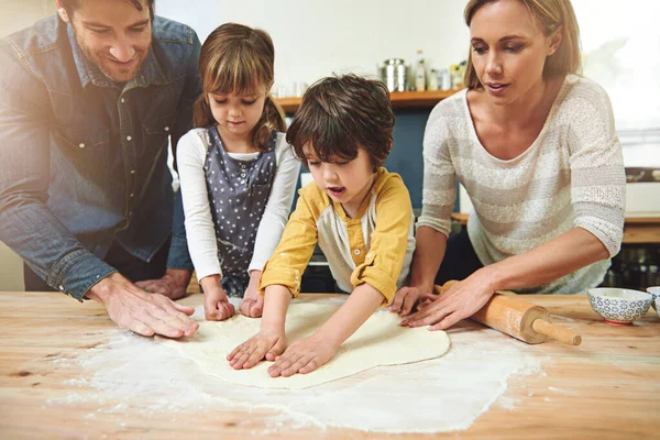 Cozinhar Nosso Passatempo Uma Família Desfrutando Pizza Casa — Fotografia de Stock