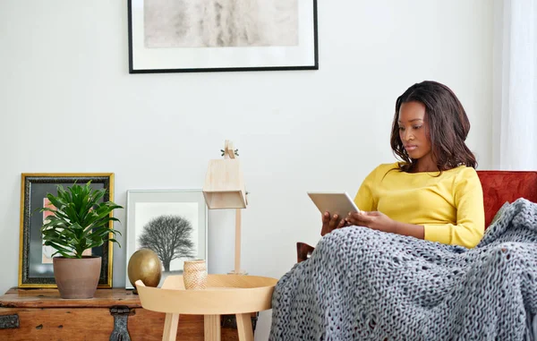 Uděláme Pohodlí Atraktivní Mladá Žena Pomocí Digitálního Tabletu Relaxaci Doma — Stock fotografie