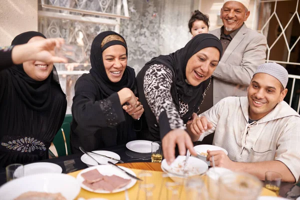 Fatti Abbastanza Tutti Una Famiglia Musulmana Che Mangia Insieme — Foto Stock