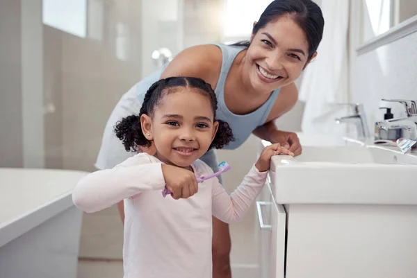 Mor Med Barn Lär Sig Att Borsta Tänderna Ett Badrum — Stockfoto