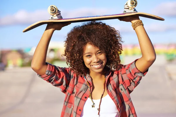 Skateboardings Verdadeiro Vencedor Uma Jovem Mulher Com Seu Skate Parque — Fotografia de Stock