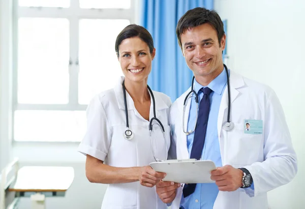 Están Encima Este Caso Retrato Equipo Médico Sonriente Revisando Historia —  Fotos de Stock