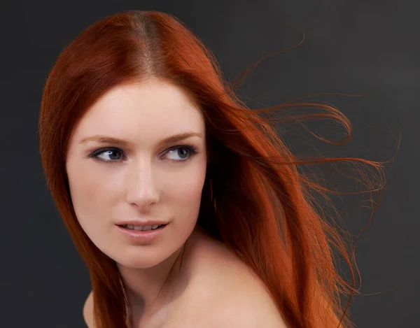Doğal Güzellik Siyah Bir Arka Planda Genç Güzel Kızıl Saçlı — Stok fotoğraf